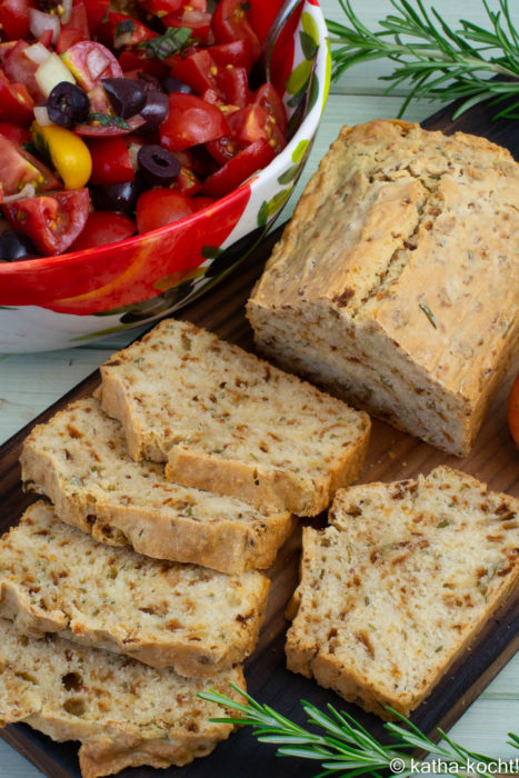 Schnelles Rosmarin-Röstzwiebelbrot mit Backpulver