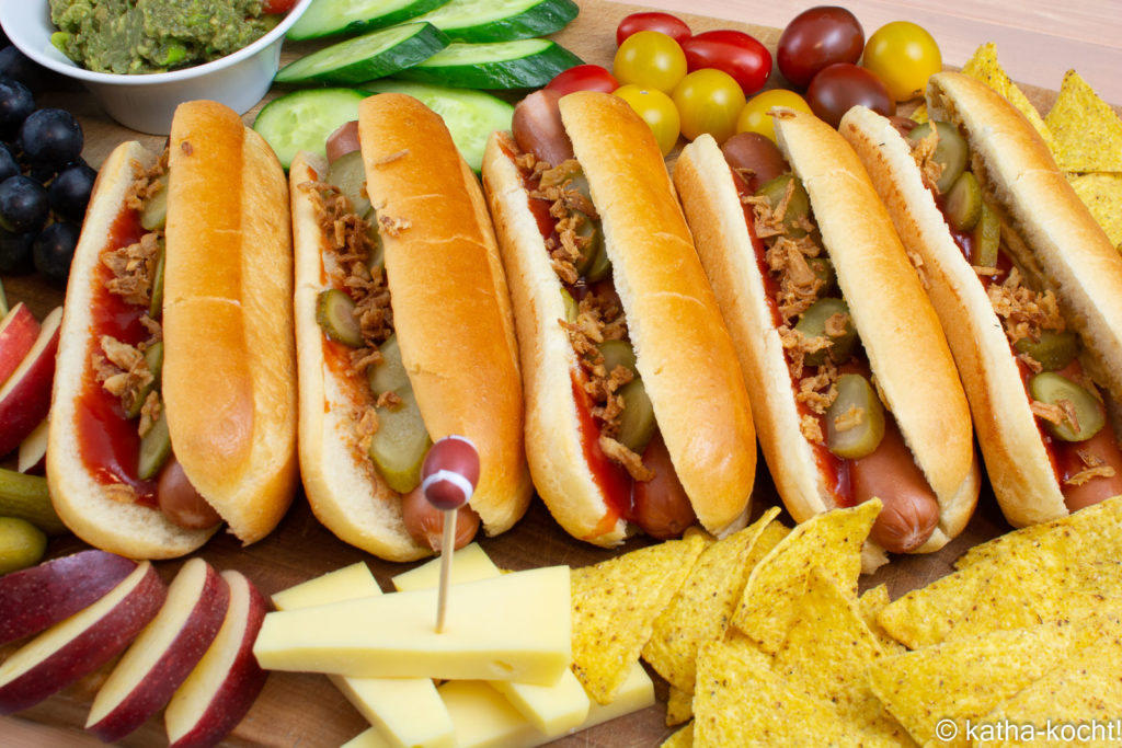 Hot Dog Charcuterieplatte mit klassischen Hot Dogs, Nachos, Dips, Käse und jeder Menge Obst und Gemüse