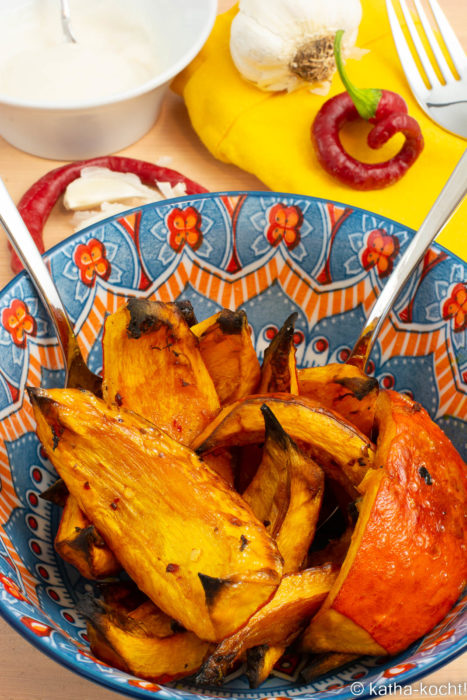 Ofenkürbis mit Chili und Sesamöl und dazu Honig-Knoblauch-Mayonnaise