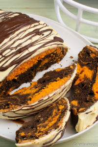 Marmorkuchen in Footballform in den Bengals Teamfarben - angeschnitten