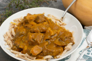 Rindergulasch mit sämiger Malzbiersauce, Steilpilzen und Spätzle auf einem tiefen Teller angerichtet.