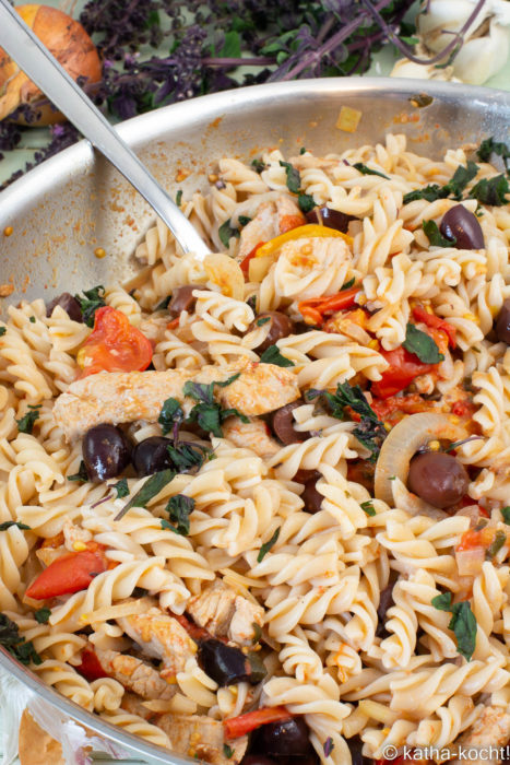 Pasta mit Schnitzelstreifen und Tomatensalatsauce