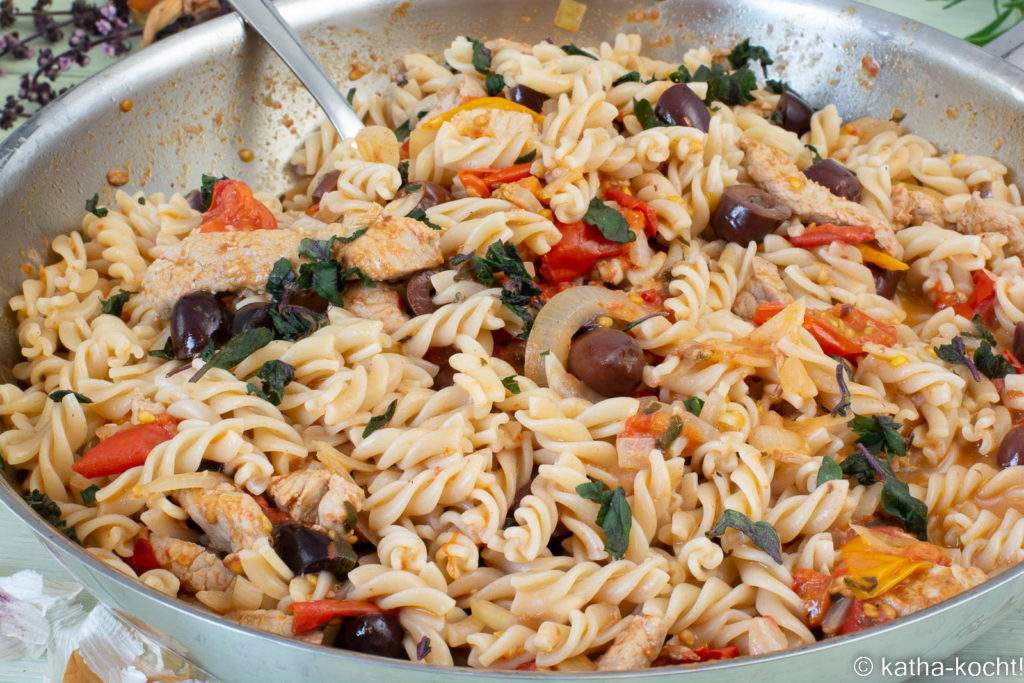 Pasta mit Schnitzelstreifen und Tomatensalatsauce