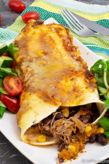 Enchiladas mit Pulled Pork, roten Bohnen und Mais gefüllt. Überbacken mit Tomatensauce und Käse. Dazu Salat