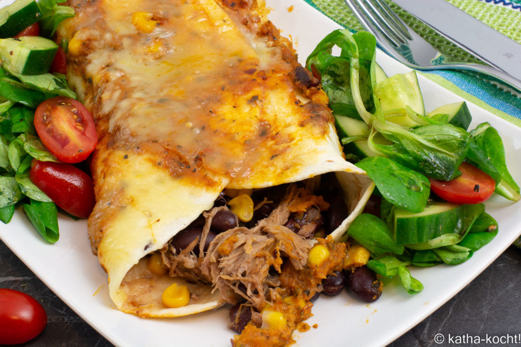 Enchiladas mit Pulled Pork, roten Bohnen und Mais gefüllt. Überbacken mit Tomatensauce und Käse. Dazu Salat