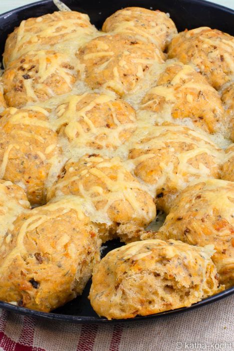 Fluffige Pizzabrötchen als Partysnack - in einer Panpizzaform gebacken, mit Tomatenflocken und Oregano im Teig werden die Luftigen Brötchen zum "Abzupfen" aus dem Brotkranz serviert.