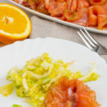 Gebeizter Orangen-Dill Lachs auf Chinakohlsalat
