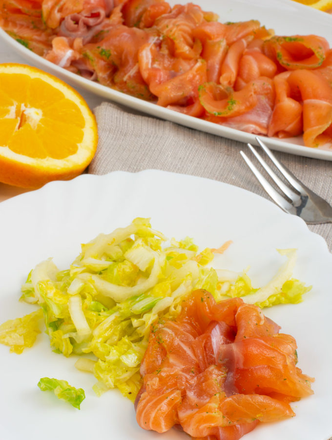 Gebeizter Orangen-Dill Lachs auf Chinakohlsalat