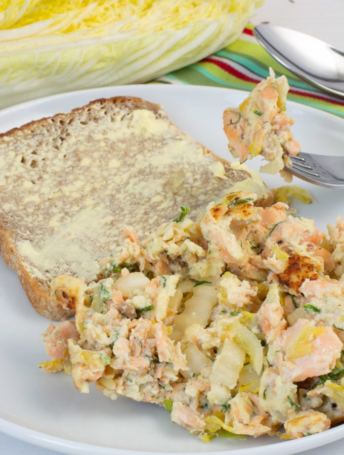 Gebratener Lachs mit Ei und Chinakohl, dazu eine Scheibe Butterbrot