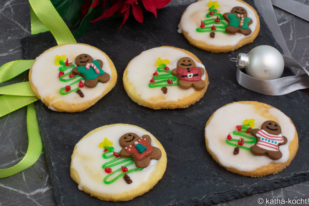 Schnelle Weihnachtsplätzchen mit Motiv - für Anfänger - runde Plätzchen mit Zuckerguss, Zuckerfiguren und Tannenbaum-Verzierung mit Zuckerschrift