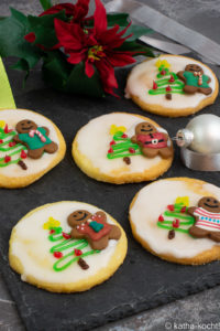 Schnelle Weihnachtsplätzchen mit Motiv - für Anfänger - runde plätzchen mit Zuckerguss, Zuckerfiguren und Tannenbaum-Verzierung mit Zuckerschrift
