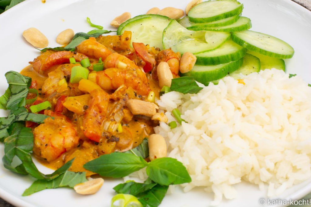 Cremiges Garnelencurry mit Gurkensalat und Reis