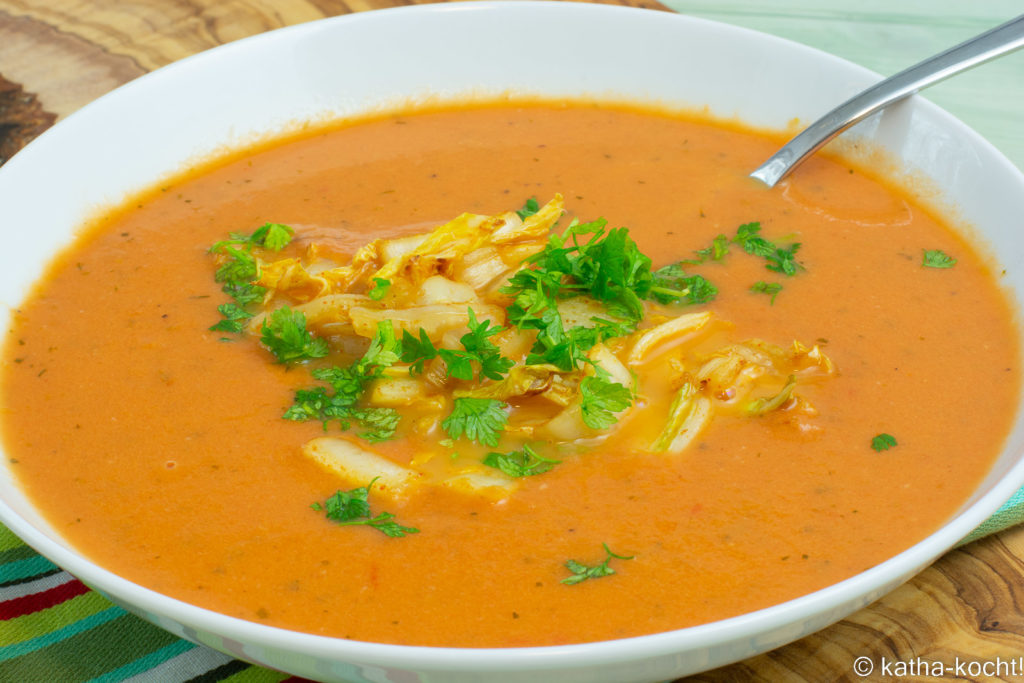 Leichte Tomatensuppe mit Chinakohleinlage und etwas Kerbel