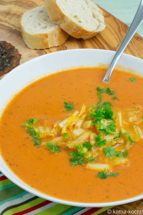 Leichte Tomatensuppe mit Chinakohleinlage und etwas Kerbel