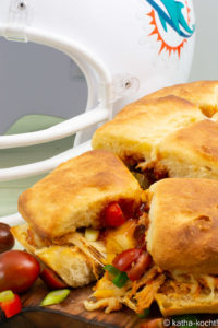 BBQ-Chicken Sliders - Sandwich mit pulled Chicken, Käse und frischen Tomatenwürfeln