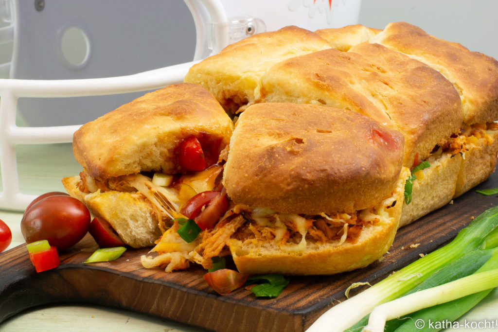 BBQ-Chicken Sliders - Sandwich mit pulled Chicken, Käse und frischen Tomatenwürfeln