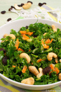 Grünkohlsalat mit Cashewkernen und Rosinen, mit geriebener Karotte und Apfel