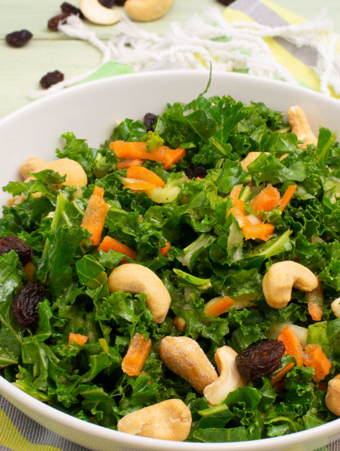 Grünkohlsalat mit Cashewkernen und Rosinen, mit geriebener Karotte und Apfel