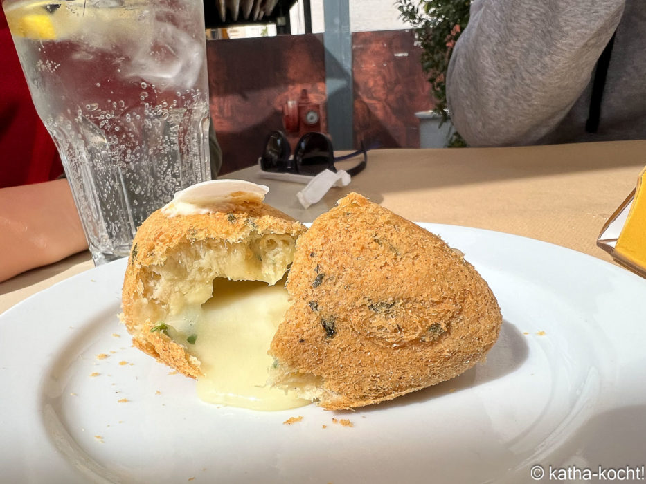 Kabeljaukuchen als Krokette im Museu de Cerveja in Lissabon