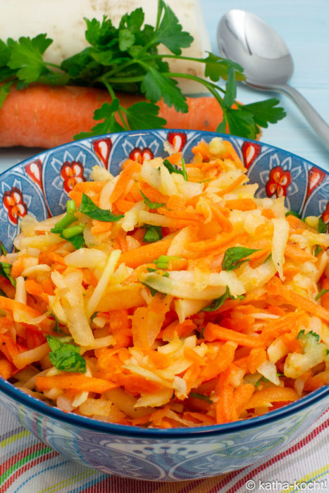 Rohkostsalat mit Rettich, Kohlrabi und Karotte in einer Schüssel angerichtet