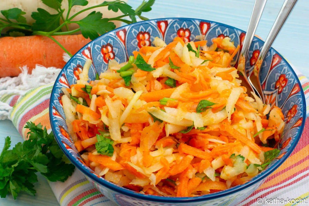 Rohkostsalat mit Rettich, Kohlrabi und Karotte in einer Schüssel angerichtet