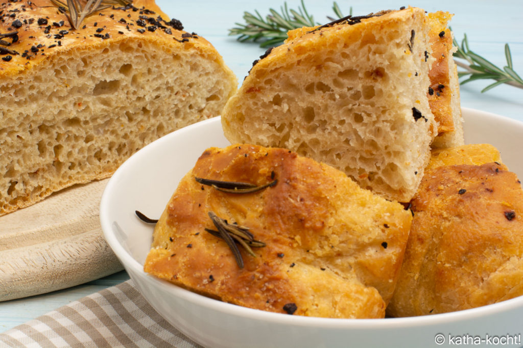 Schnelle Rosmarin-Focaccia in Stücke aufgeschnitten