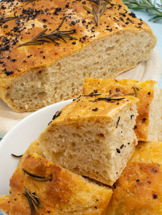 Schnelle Rosmarin-Focaccia in Stücke aufgeschnitten