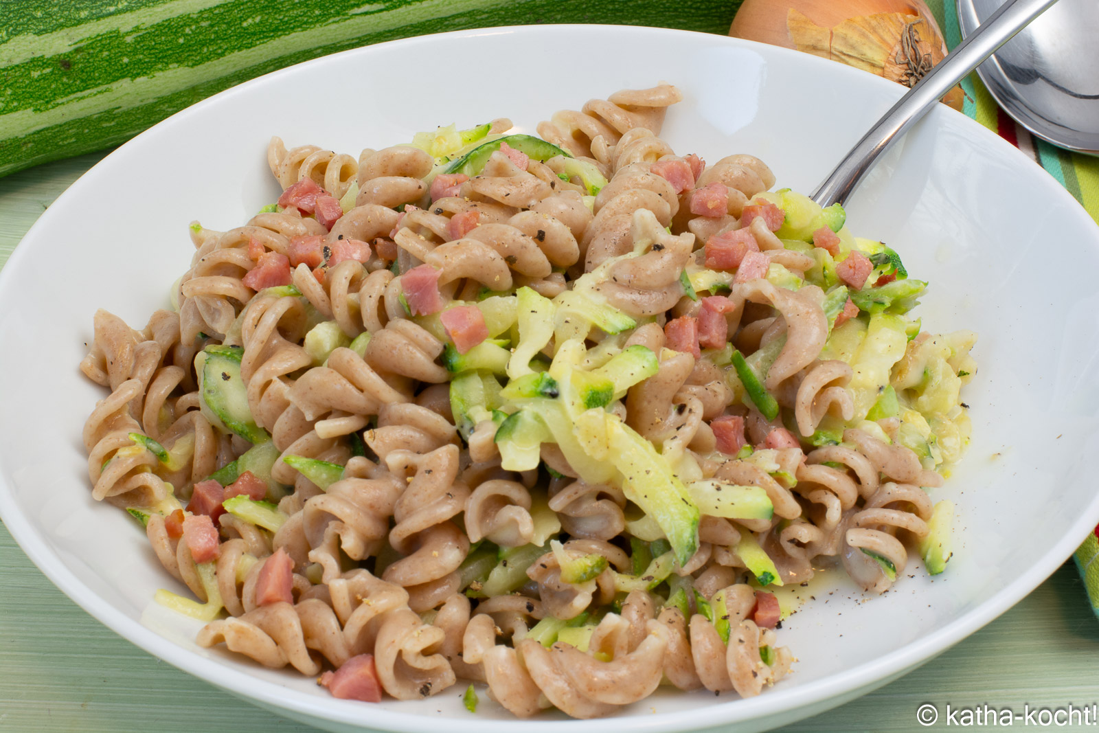 Vollkornpasta mit Zucchini und Speck - Katha-kocht! Vollkornpasta mit Zucchini und Speck - Katha-kocht!