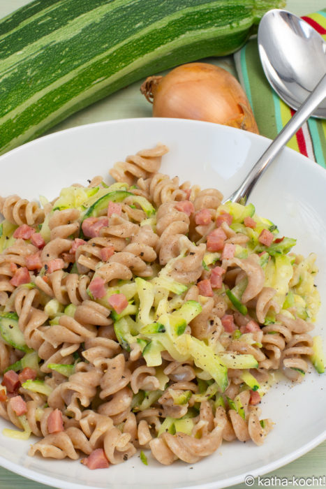 Vollkornpasta mit fein geriebener Zucchini und Speckwürfeln