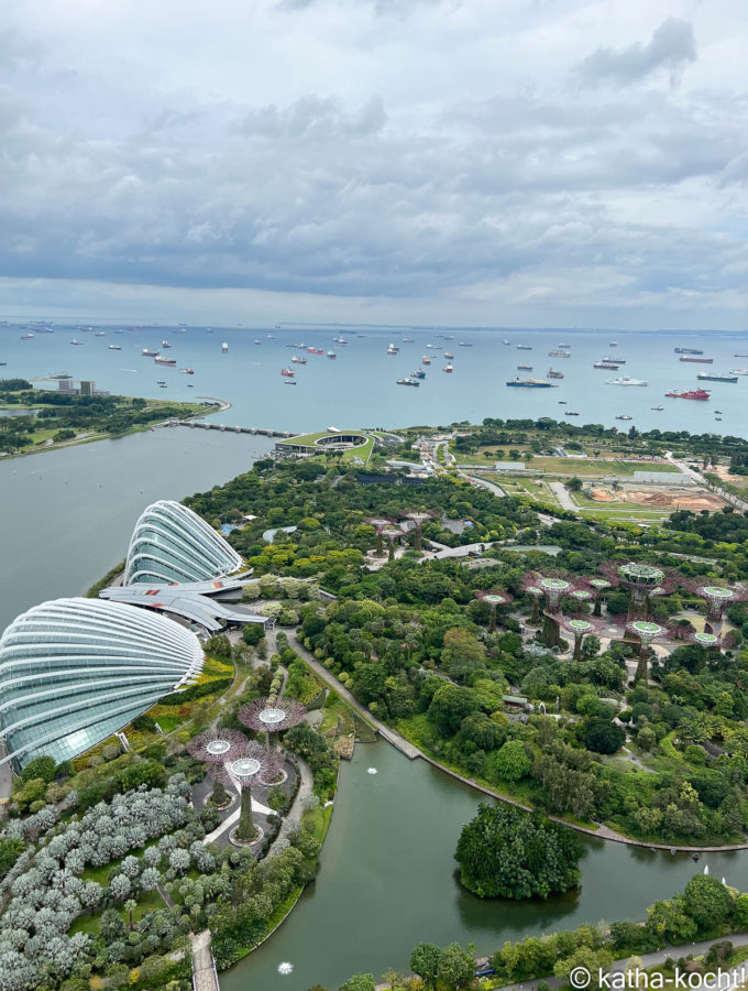 Blick vom Marina Bay Sands Hotel auf die Bucht und den botanischen Garten - Stop Over in Singapur