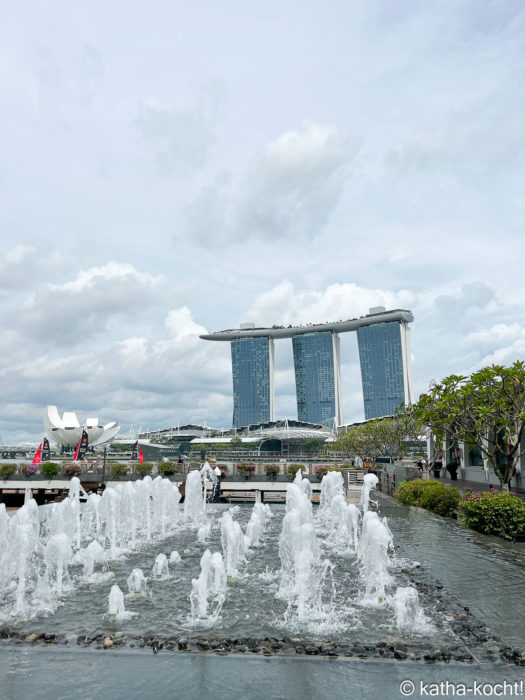 Marina Bay Sands Hotel - Blick über kleine Fontänen