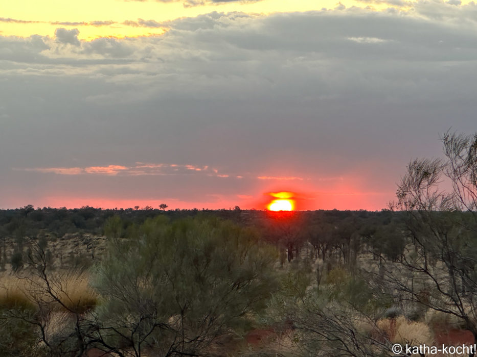 Sonnenaufgang in der Wüste am Uluru