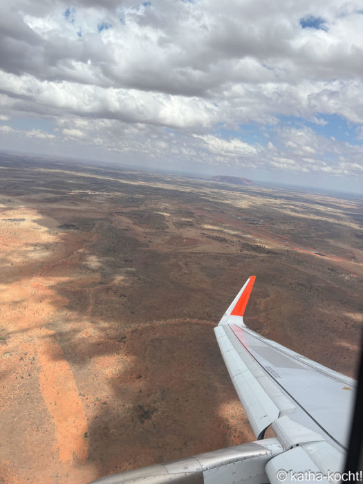 Blick aus dem Flugzeug auf den Uluru 