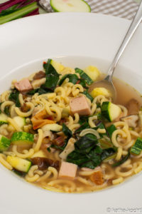 Kasslereintopf mit Nudeln und Gemüse