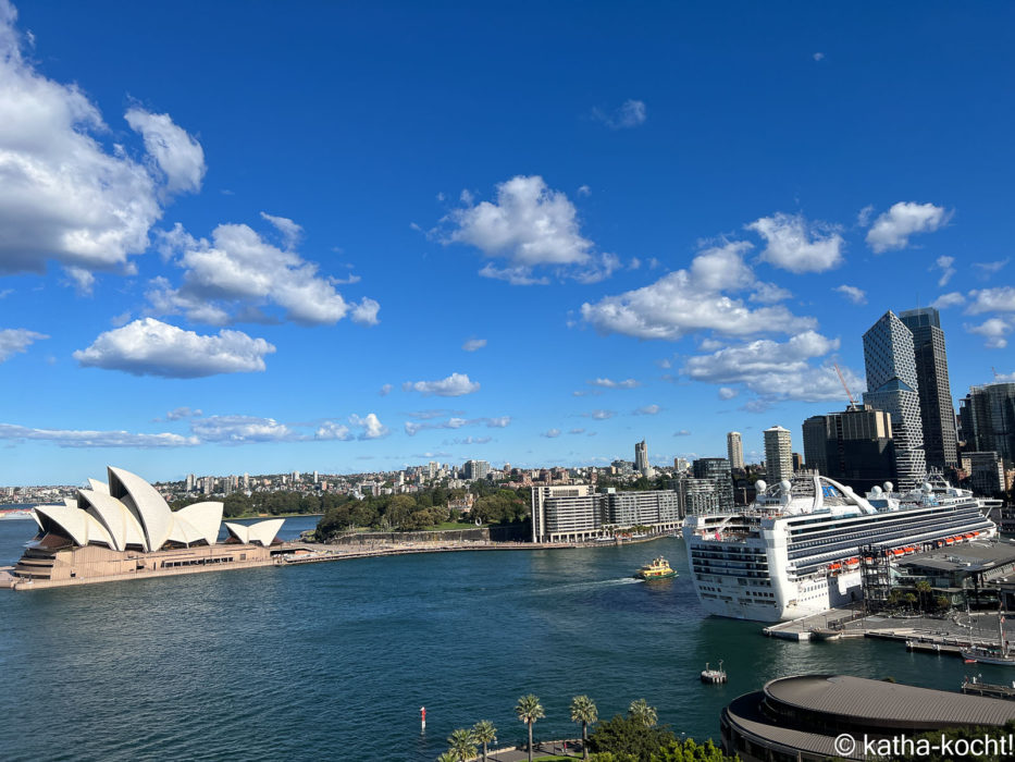 Sydney Opera von der Sydney Harbour Bridge aus betrachtet