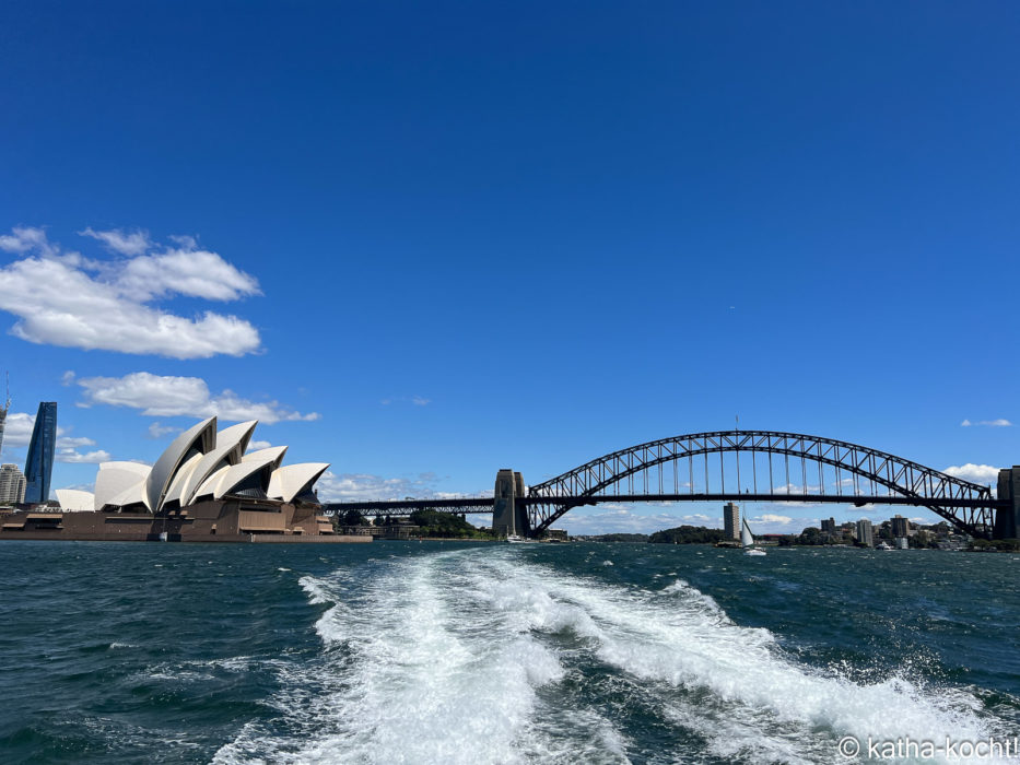 Blick von der Fähre auf die Oper und die Sydney Harbour Bridge
