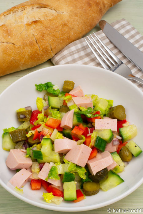 Leichter Wurstsalat mit Baguette