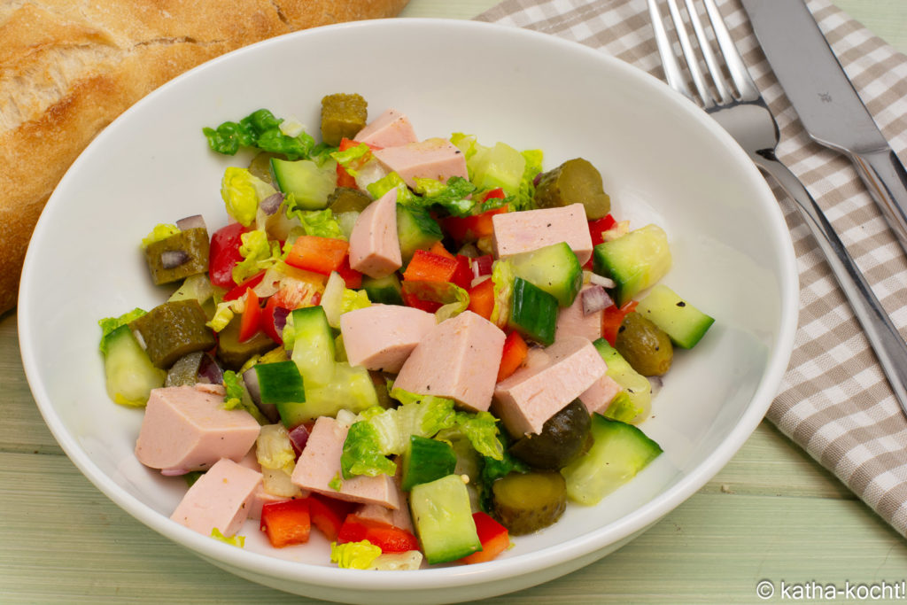 Leichter Wurstsalat mit Baguette