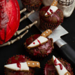 Halloween – Mini-Schokoladenmuffins mit blutigen Messern