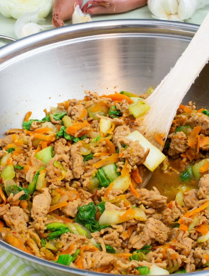 Hähnchenhackfleisch mit Austernsauce und Pak-Choi im Wok