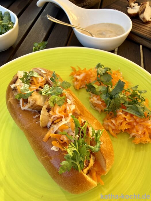 Erdnusshähnchen Sandwich mit Karotten-Rettichsalat