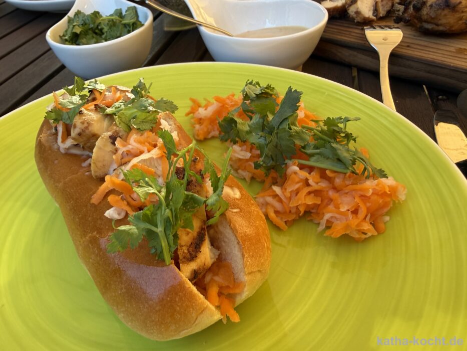 Erdnusshähnchen Sandwich mit Karotten-Rettichsalat